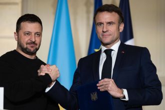 À quoi joue Emmanuel Macron à propos de l’envoi de troupes en Ukraine